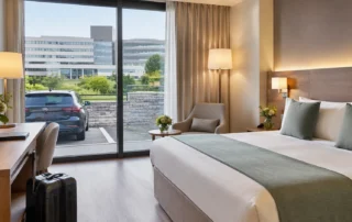 Habitación de hotel con parking cerca del HUCA en Oviedo para consulta médica o visita hospitalaria.